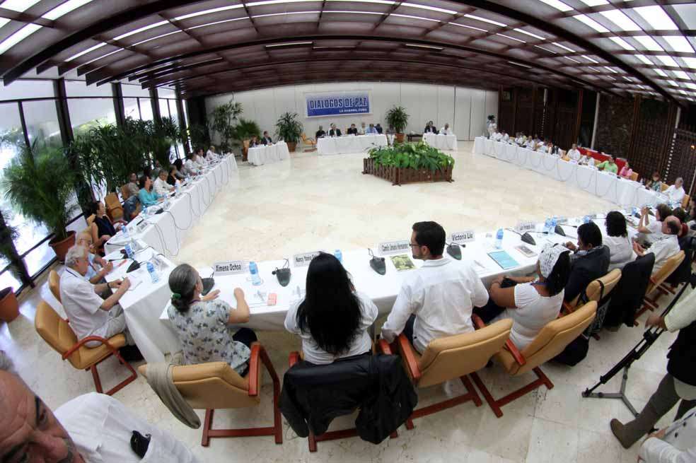 Las víctimas y las delegaciones del Gobierno y las Farc, ayer en Cuba. / EFE