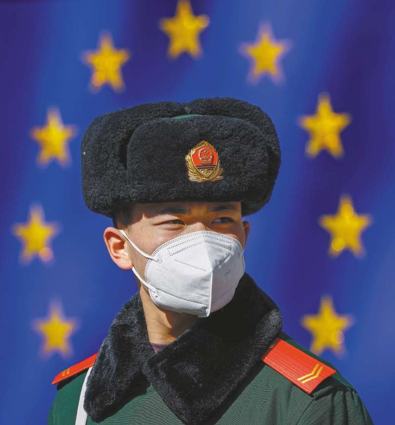 Pekín (China), 24/02/2023.- Un soldado monta guardia tras una rueda de prensa de la Unión Europea sobre la invasión rusa a gran escala de un año en Ucrania, en Pekín, China, este viernes. EFE/MARK R. CRISTINO