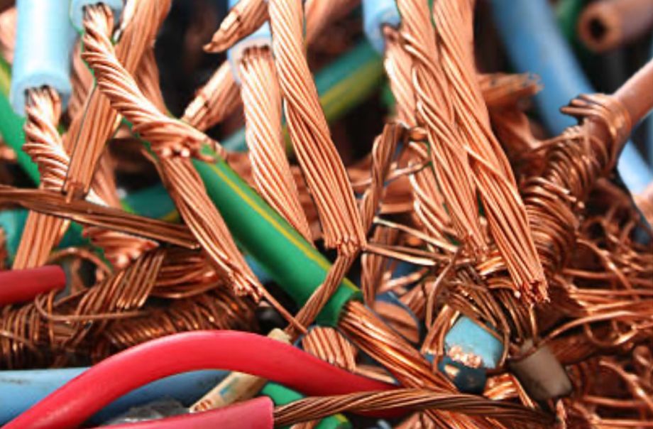 Imagen de referencia. La quema de cables es una práctica frecuente para extraer cobre y venderlo. En el lugar de los hechos, las autoridades encontraron una botella con olor a gasolina y colillas de cigarrillo, elementos que habrían contribuido a la tragedia.