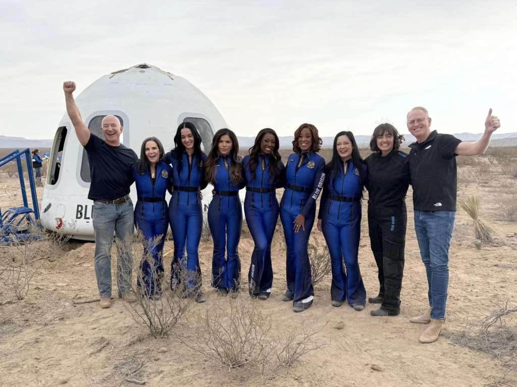 USA1915. SAN ANOTNIO (TX, EEUU), 14/04/2025.- Fotografía tomada de una publicación en la cuenta oficial del director ejecutivo de Blue Origin, Dave Limp (d), en la red social X donde aparece junto al empresario Jeff Bezos (i) y las tripulantes en la misión NS-31 la productora Kerianne Flynn, la cantante Katy Perry, la prometida de Jeff Bezos Lauren Sánchez, la ingeniera Aisha Bowe, la presentadora Gayle King, la activista Amanda Nguyen, y una empleada de la compañía, posando frente a la cápsula en Texas (Estados Unidos). La misión NS-31 de Blue Origin despegó con éxito al límite de la atmósfera. Esta es la primera misión del cohete New Shepard, de las 11 que ya ha completado con tripulación, en la que todas los ocupantes son mujeres. EFE/@davill /SOLO USO EDITORIAL /NO VENTAS /SOLO DISPONIBLE PARA ILUSTRAR LA NOTICIA QUE ACOMPAÑA /CRÉDITO OBLIGATORIO
EFE/ @davill / SOLO USO EDITORIAL/ NO VENTAS /SOLO DISPONIBLE PARA ILUSTRAR LA NOTICIA QUE ACOMPAÑA (CRÉDITO OBLIGATORIO)