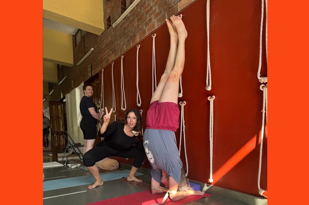 Alejandro practicando Pincha Mayurasana (parado en los antebrazos), tratando de evitar que el cuerpo tome la forma de un banano.