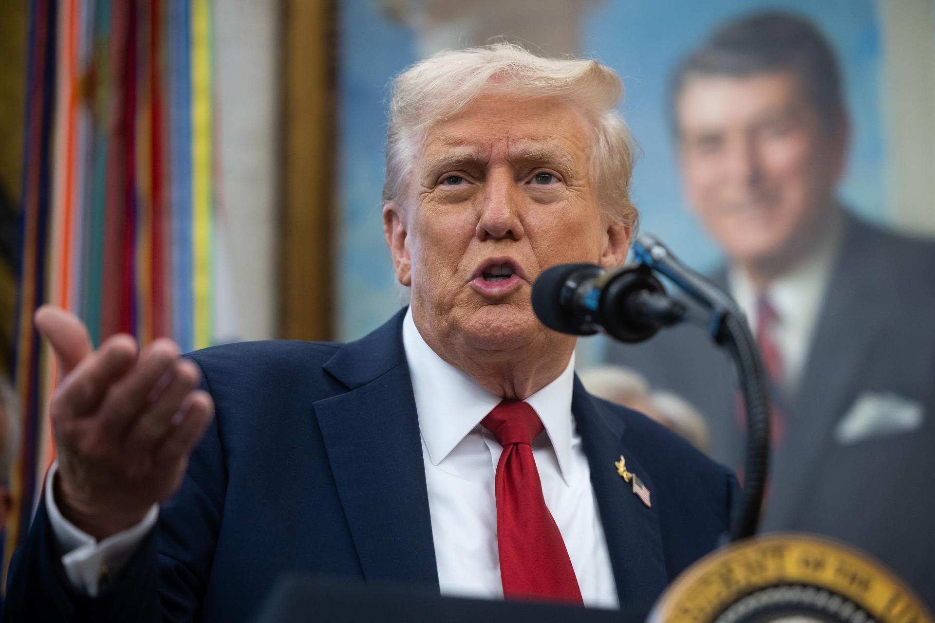 WASHINGTON (United States), 30/09/2025.- US President Donald Trump speaks during an announcement of a drug-pricing deal with Pfizer in the Oval Office of the White House at the White House in Washington, 30 September 2025. EFE/EPA/FRANCIS CHUNG / POOL
