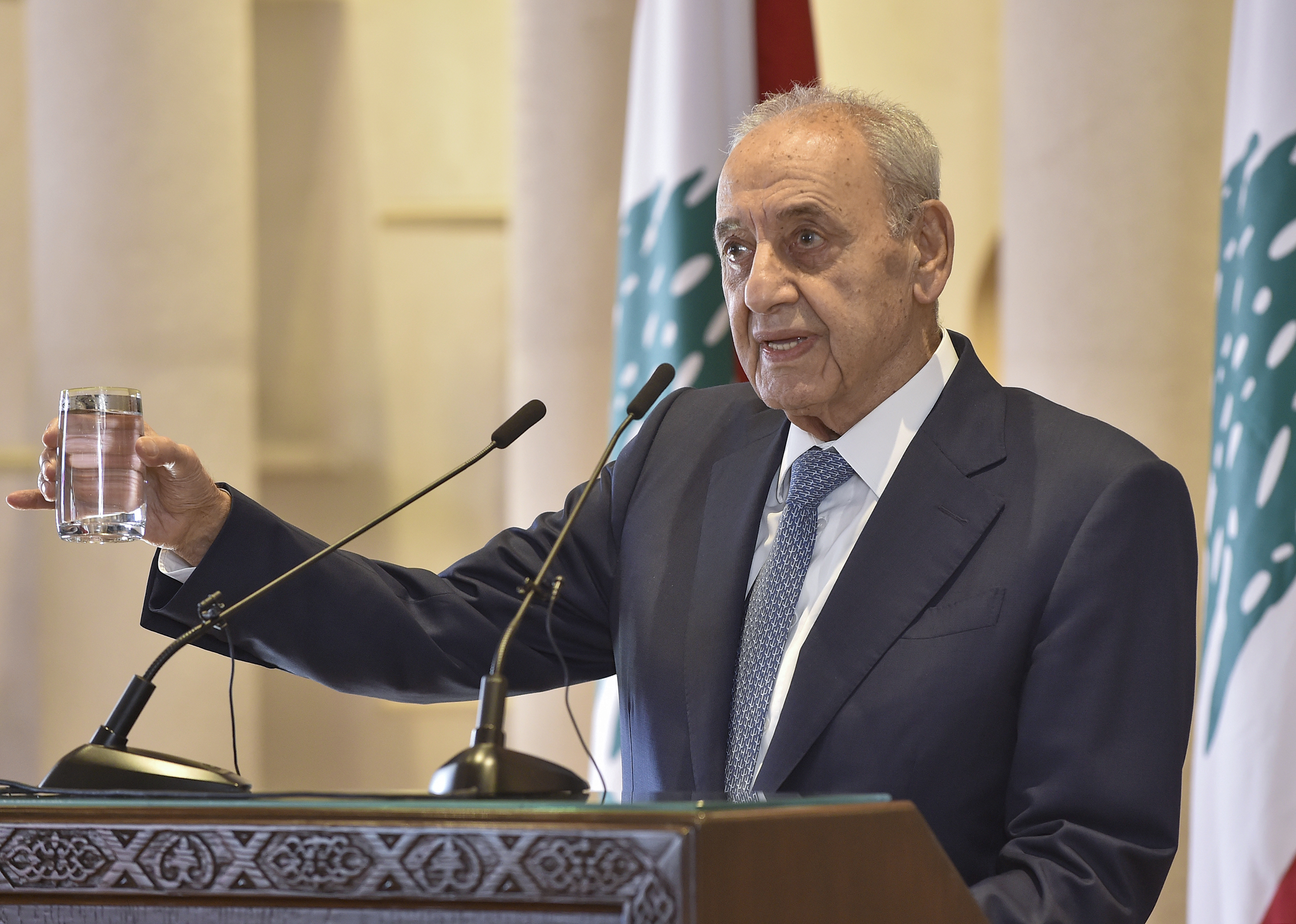 Nabih Berri señaló en rueda de prensa que hoy se acordó un marco de un acuerdo "y las reuniones se realizarán bajo la bandera de las Naciones Unidas en la ciudad de Naqoura", sede de la Fuerza de Paz de la ONU en el Líbano