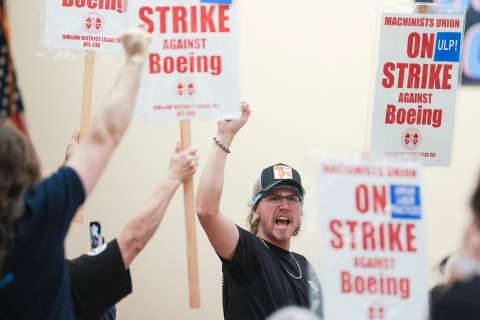 Trabajadores de Boeing aprobaron el inicio de una huelga en Seattle