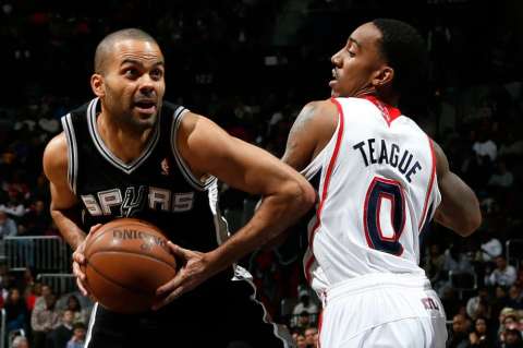 Actuación de Parker mantiene a los Spurs en el tope