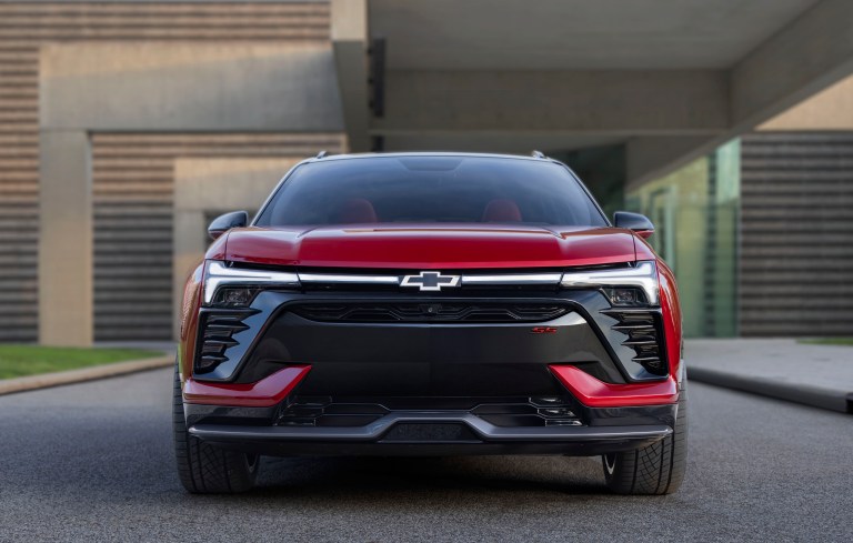 Chevrolet Blazer EV estará disponible en versiones con tracción delantera y tracción en sus cuatro ruedas. Según la configuración, varía el rango de autonomía.