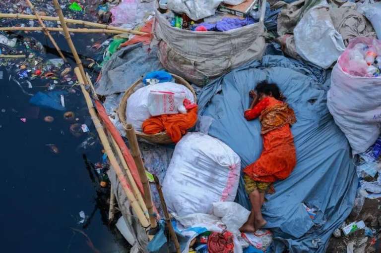 Mohamed Hossain retrató una de las realidades de Bangladesh: muchas personas han perdido sus hogares y propiedades debido a las frecuentes inundaciones o la erosión de los ríos.