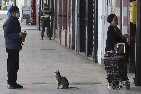 Entregas clandestinas de alimentos para madres solteras marroquíes por el coronavirus