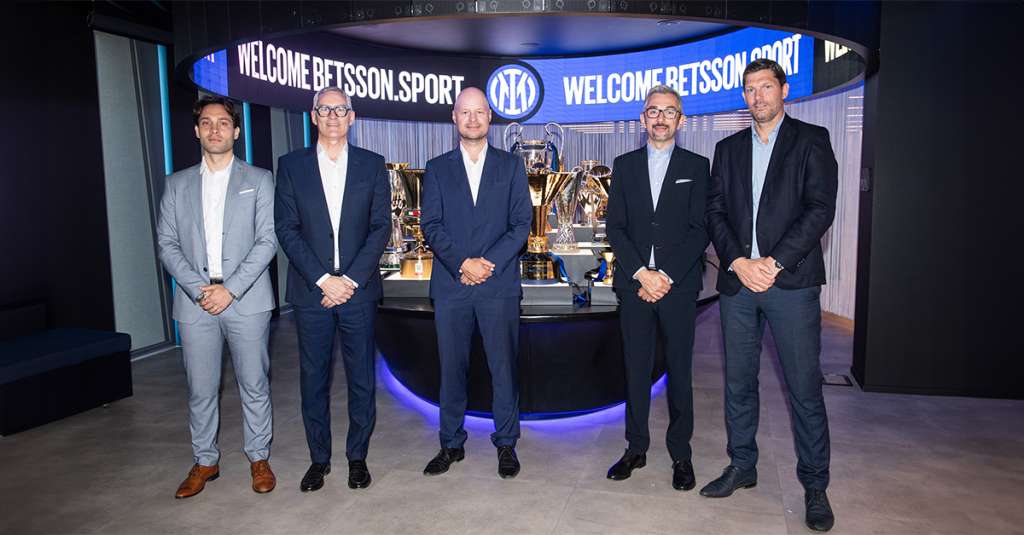 De izquierda a derecha: Stefano Tino, MD de Betsson para Italia, Alessandro Antonello, Corporate CEO de Inter de Milán; Jesper Svensson, CEO de Betsson Group; Luca Danovaro, CRO de Inter de Milán, y Ronni Hartvig, CCO de Betsson Group