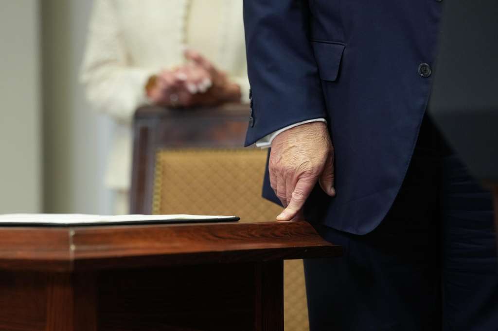 Washington (United States), 01/08/2025.- Makeup on the hand of US President Donald Trump during an executive order signing ceremony in the Roosevelt Room of the White House in Washington, DC, USA, 31 July 2025. The order will formally reestablish the Presidential Fitness Test, creating school-based programs that reward excellence in physical education. EFE/EPA/ERIC LEE / POOL