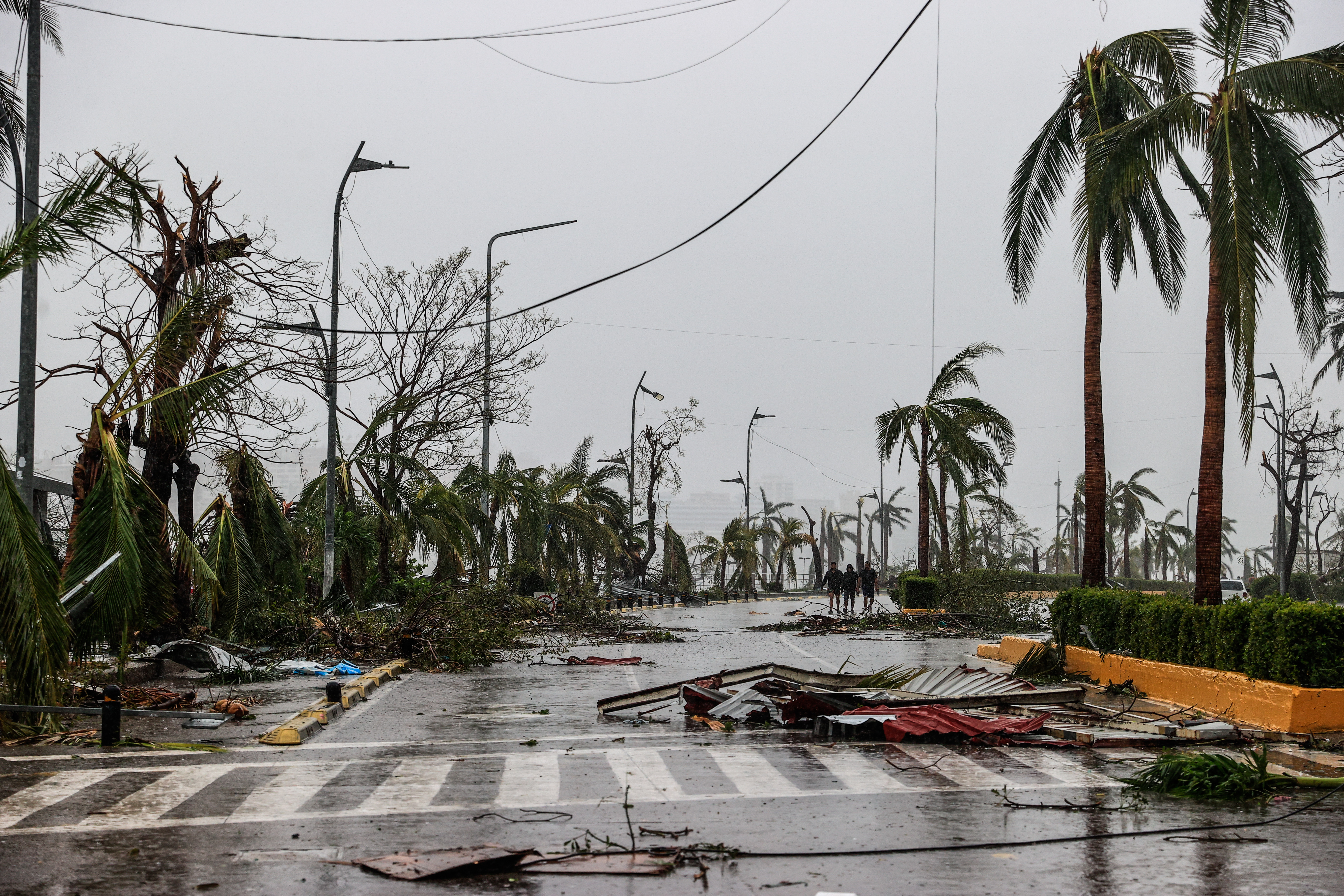 -FOTODELDÍA- MEX9392. ACAPULCO (MÉXICO), 26/10/2023.- Fotografía de una calle afectada por el paso del huracán Otis, hoy, en el balneario de Acapulco, en el estado de Guerrero (México). El primer reporte de víctimas tras el paso del huracán Otis por la costa sur del estado de Guerrero da cuenta de 27 personas fallecidas y 4 desaparecidas. EFE/ David Guzmán
