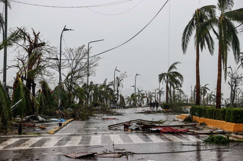 -FOTODELDÍA- MEX9392. ACAPULCO (MÉXICO), 26/10/2023.- Fotografía de una calle afectada por el paso del huracán Otis, hoy, en el balneario de Acapulco, en el estado de Guerrero (México). El primer reporte de víctimas tras el paso del huracán Otis por la costa sur del estado de Guerrero da cuenta de 27 personas fallecidas y 4 desaparecidas. EFE/ David Guzmán
