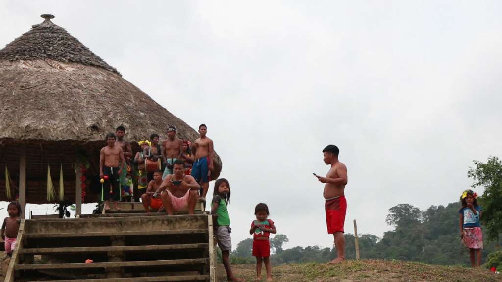 Indígenas emberas en una de sus comunidades ubicadas en el norte del departamento de Chocó. / Fotos: Brújula Comunicaciones