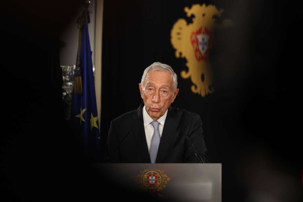 Lisbon (Portugal), 09/11/2023.- Portuguese President Marcelo Rebelo de Sousa, during a statement to the nation in which he decided to convoke new elections for March 2024 after a meeting of the Council of State, Belem Palace in Lisbon, Portugal, 09 November 2023. Prime Minister António Costa tendered his resignation on 07 November, which the head of state accepted, after several government offices were raided as part of investigations into lithium and hydrogen projects and the Public Prosecutor's Office announced that he is the subject of an autonomous enquiry at the Supreme Court of Justice. (Elecciones, Lisboa) EFE/EPA/CARLOS M. ALMEIDA
