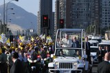 Le tiraron un periódico al papa Francisco en su visita a Chile