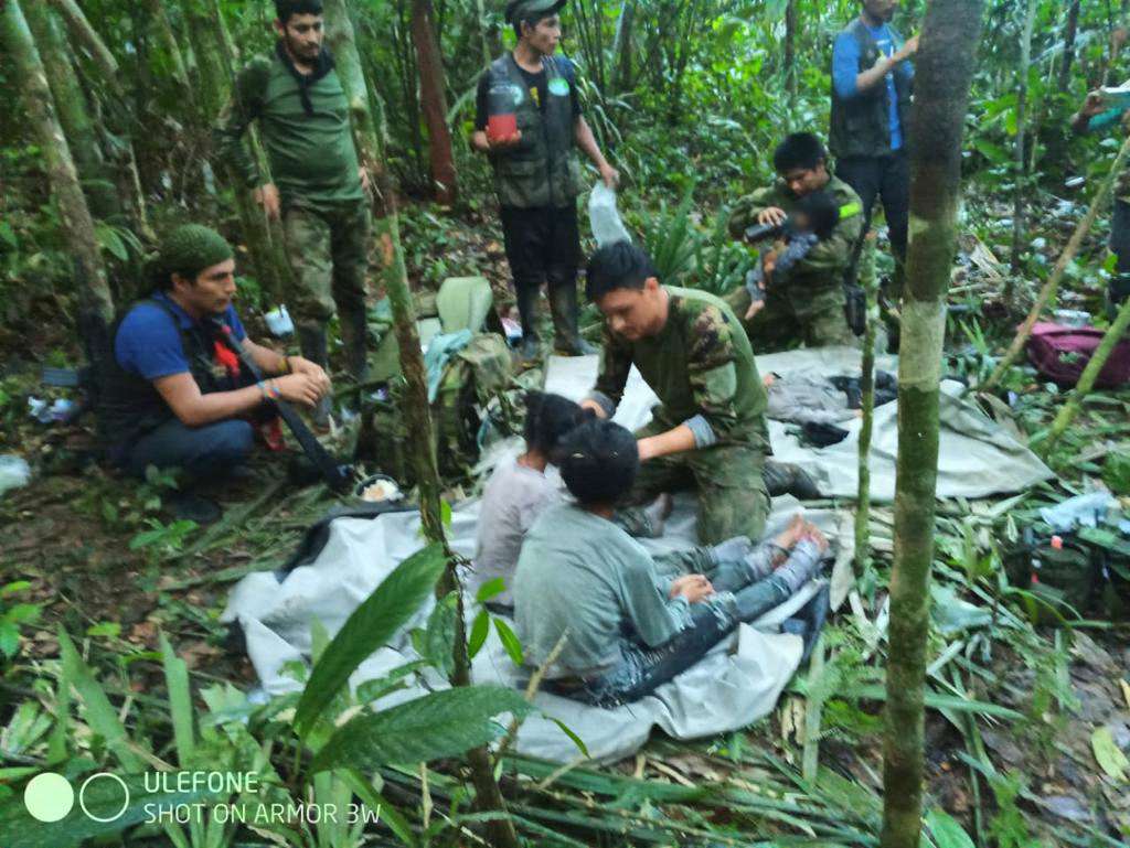 Manuel Ranoque, padre de los cuatro niños rescatados en la selva del Guaviare, reveló que Magdalena Mucutuy, la madre de los niños y ocupante de la avioneta, sobrevivió durante cuatro días al siniestro aéreo. Los cuatro niños indígenas están en condiciones favorables y se encuentran estables.