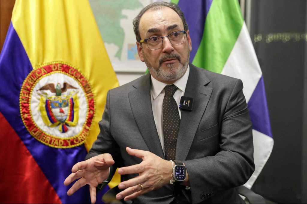 AME9806. BOGOTÁ (COLOMBIA), 23/12/2025.- Fotografía del 18 de diciembre de 2025 del presidente del Banco de Desarrollo de América Latina (CAF), Sergio Díaz-Granados, hablando durante una entrevista con EFE en Bogotá (Colombia). América Latina necesita salir de la "zona de conformidad" y reactivar de manera urgente el crecimiento económico para superar los desbalances estructurales y romper los círculos de la pobreza, asegura Díaz-Granados. EFE/ Carlos Ortega
