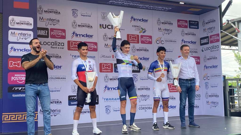 José Manuel Posada en lo más alto del podio de la contrarreloj de hombres en la categoría juvenil del Campeonato Panamericano de Ruta Montería 2026.