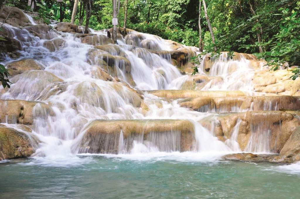 Aldea Rastafari AutóctonaPara una experiencia interactiva y eco-cultural, los viajeros pueden aventurarse a las afueras de Montego Bay a la Aldea Rastafari autóctona. Como un centro cultural viviente, la aldea ofrece una variedad de actividades que incluyen historia jamaiquina, demostraciones culinarias e interacción musical para experimentar plenamente el estilo de vida rastafari. Los visitantes pueden elegir una excursión de medio día o de día completo para tener la oportunidad única de conectar con los rastafaris y aprender más sobre su estilo de vida y sus valores.