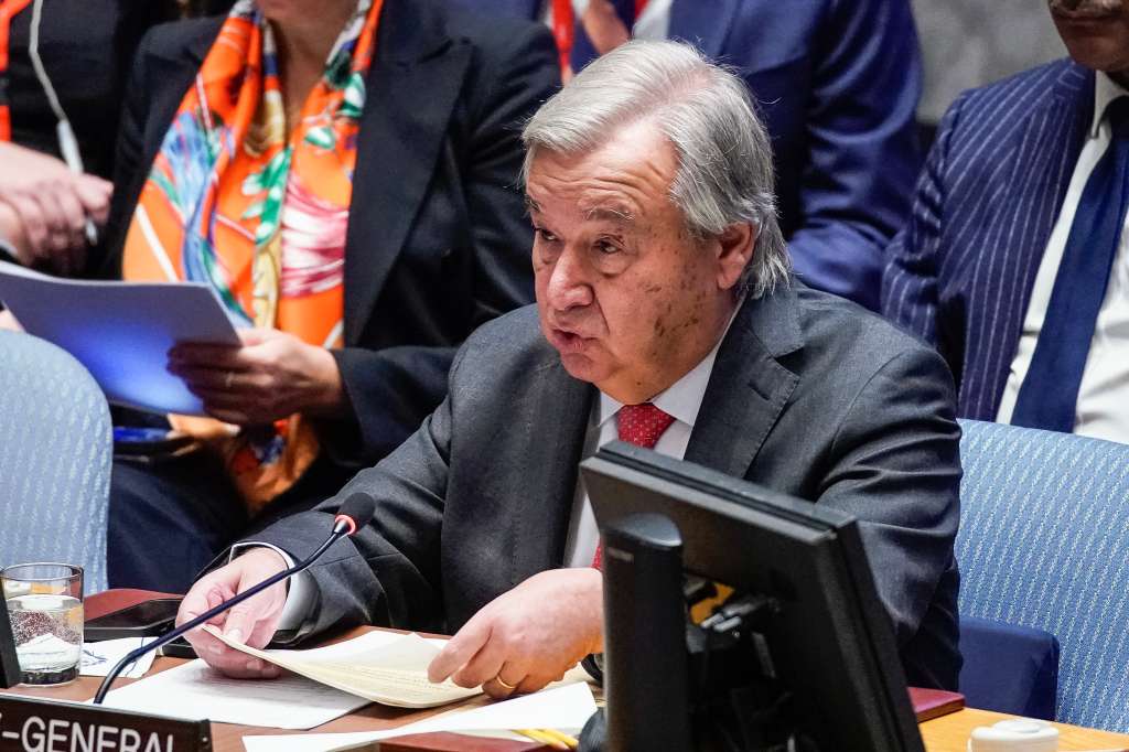 New York (United States), 24/10/2023.- UN Secretary-General Antonio Guterres speaks to delegates during a United Nations Security Council meeting called to address the ongoing Israel-Palestianian conflict, in New York, New York, USA, 24 October 2023. Thousands of Israelis and Palestinians have died since the militant group Hamas launched an unprecedented attack on Israel from the Gaza Strip on 07 October, and the Israeli strikes on the Palestinian enclave which followed it. (Nueva York) EFE/EPA/EDUARDO MUNOZ