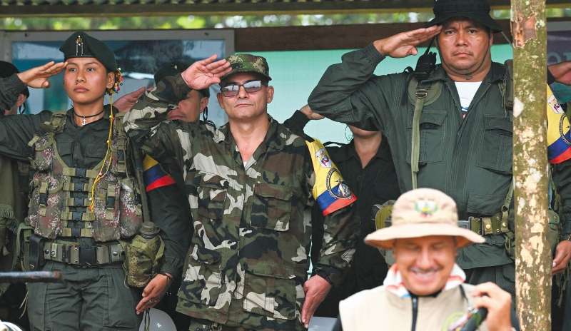 Iván Mordisco (en el centro), jefe de la disidencia del Estado Mayor Central, quien había sido dado por muerto durante el Gobierno de Iván Duque.