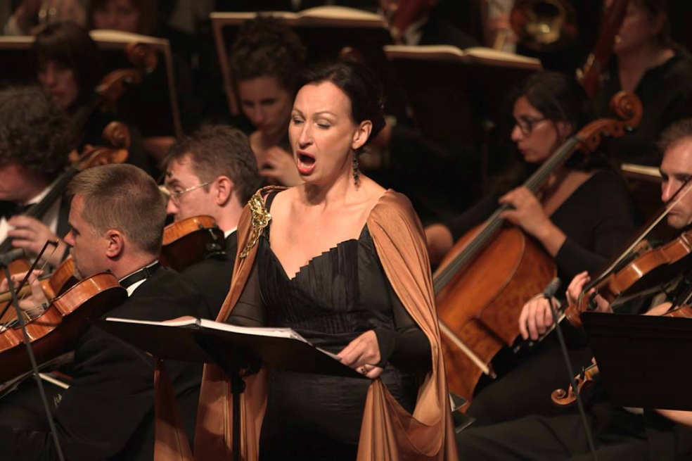 El príncipe Tamino, interpretado por el tenor Charles Castronovo, pone a prueba los poderes mágicos de su flauta, rodeado por algunas de las criaturas fantásticas concebidas por la directora de escena, Julie Taymor.  / Cortesía