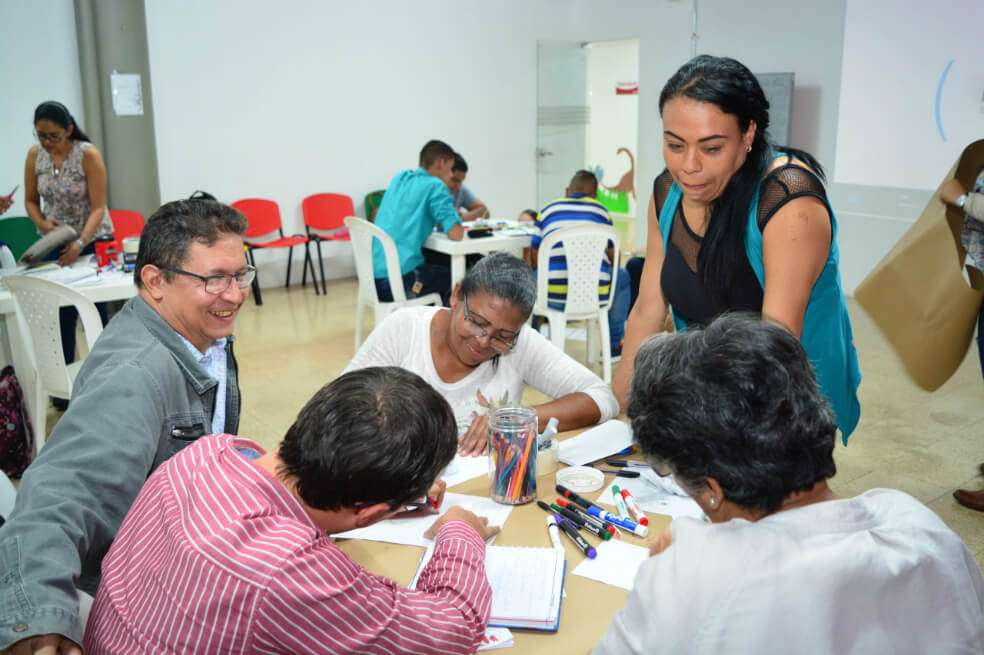 Adultos asistiendo a los programas de alfabetización. / Gobernación Antioquia