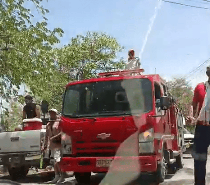 Imagen del video de redes sociales en el que denunciaron el uso del carro de bomberos de Coello, Tolima.