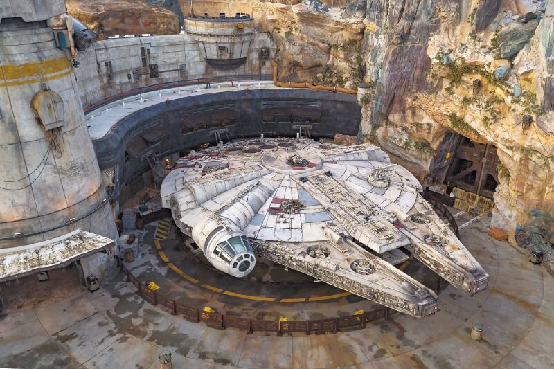 En Millennium Falcon: Smugglers Run, los visitantes entran a la cabina del “pedazo de chatarra más rápido de la galaxia”. / Fotos: Cortesía Disney
