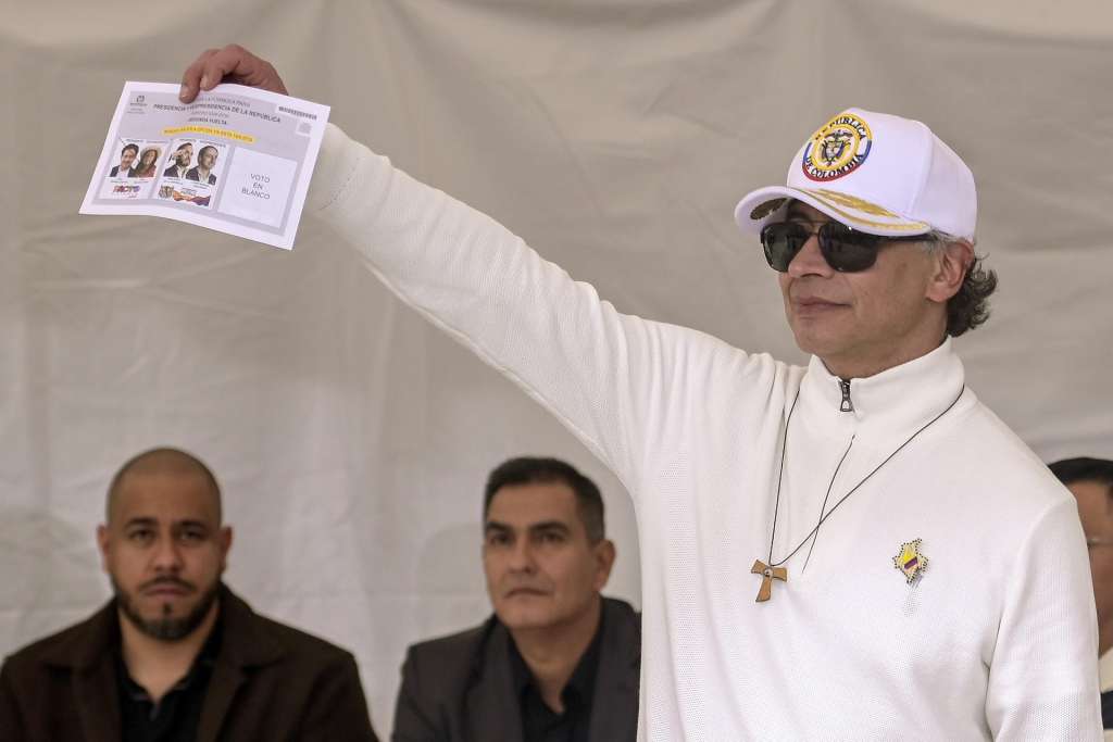 AME2780. BOGOTÁ (COLOMBIA), 21/06/2026.- El presidente de Colombia, Gustavo Petro, muestra su voto en la segunda vuelta de las elecciones presidenciales este domingo, que elegirá quien gobernará a Colombia en el periodo 2026-2030, en Bogotá (Colombia). EFE/ Natalia Pedraza