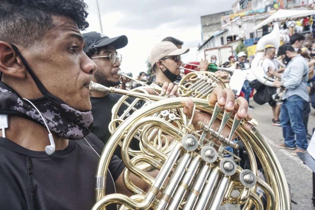 El pasado 16 de mayo, en la Loma de la Cruz, Álvaro Herrera ya había participado con otros compañeros de la Universidad del Valle y Bellas Artes en otro cacerolazo sinfónico.