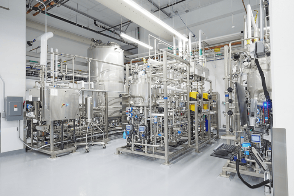 La carne celular se cultiva en tanques en Upside Foods, una empresa que ahora desarrolla productos para uso comercial. Las instalaciones de cultivo como las de la imagen utilizan grandes cantidades de electricidad, por lo que su impacto ambiental depende en gran medida de si la obtienen de fuentes sostenibles.