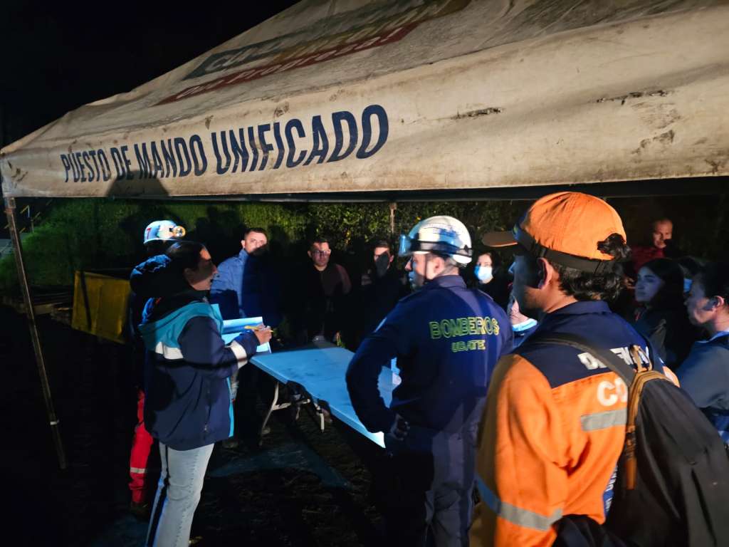 Delegación departamental de bomberos de Cundinamarca confirmó el rescate de seis de los quince mineros que quedaron atrapados aproximadamente a 600 metros de profundidad tras una explosión.
