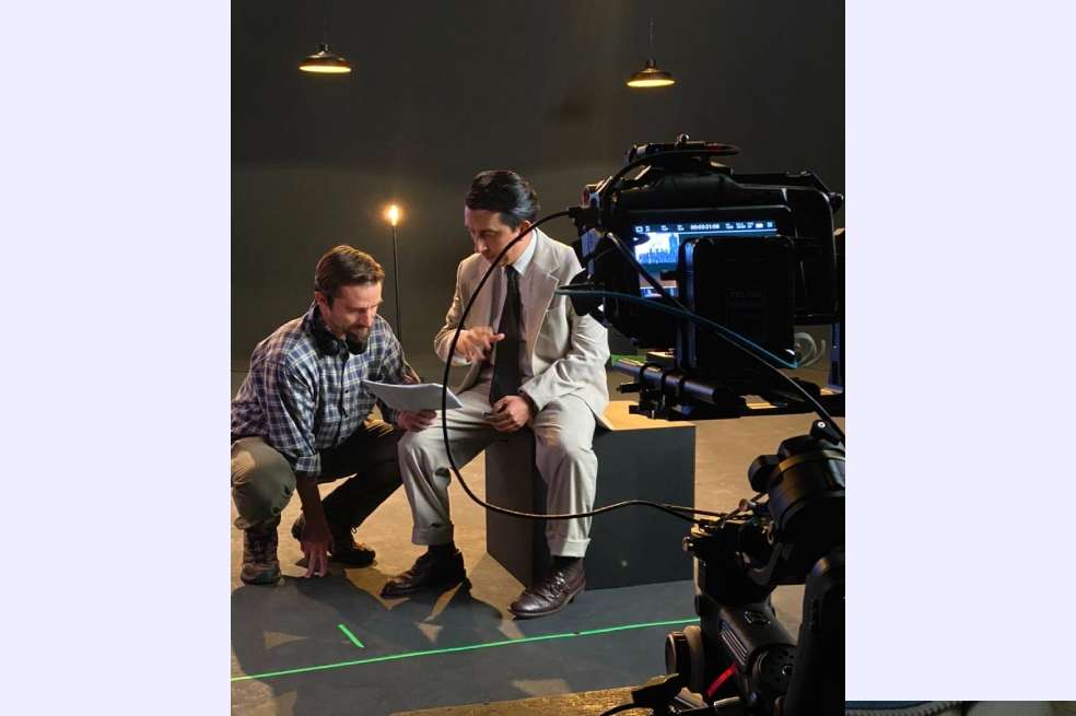 El director Kevin Coleman con el actor Jairo Andrés López, quien interpreta al líder sindical Raúl Eduardo Mahecha.