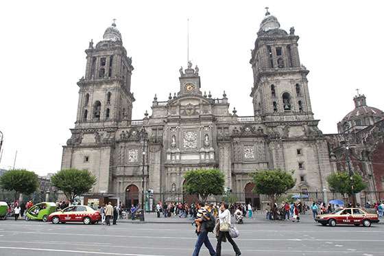 MEX02. CIUDAD DE MÉXICO (MÉXICO), 27/07/2013.- Vista general hoy, sábado 27 de julio de 2013, de la catedral de Ciudad de México (México), que se encuentra construida encima del templo de Quetzalcoatl en Tenochtitlán, por orden de Hernán Cortés en 1524. "Los cimientos del cielo" es la nueva novela histórica del escritor Juan Miguel Zunzunegui, que cuenta una historia sobre el choque de culturas que produjo la conquista de los españoles de México (1519-1521), a partir de los tres siglos que duró la construcción de la catedral de Ciudad de México. EFE/Mario Guzmán
