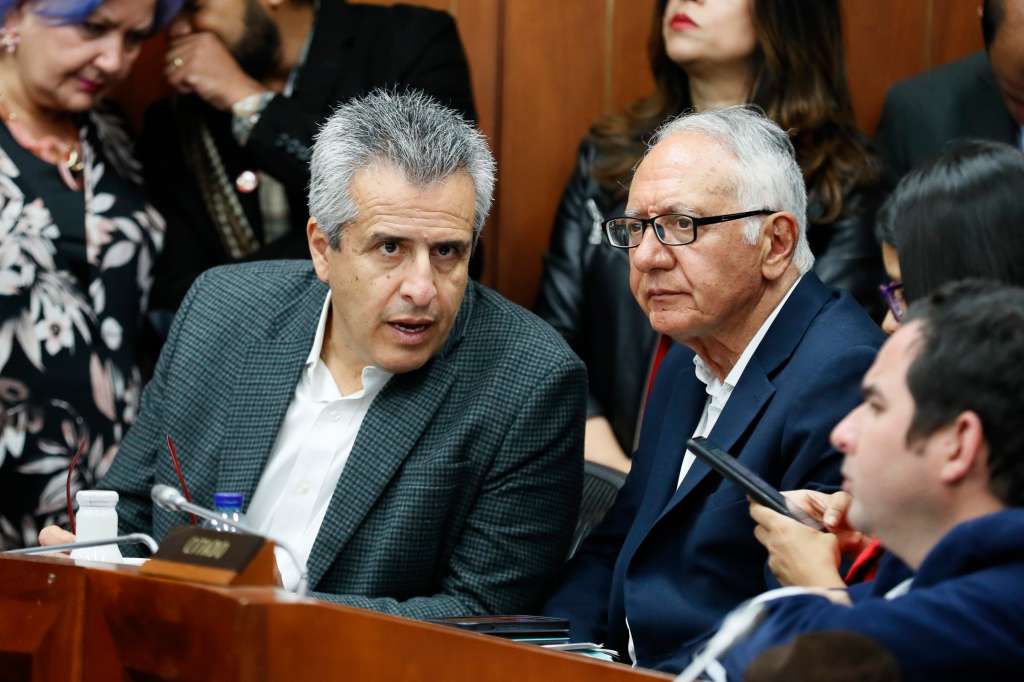 BOG400. BOGOTÁ (COLOMBIA), 03/04/2024.- Los ministros colombianos del Interior, Luis Fernando Velasco (i) y de salud, Guillermo Alfonso Jaramillo (d), asisten este miércoles a la sala de la Comisión Séptima del Senado en Bogotá (Colombia). La comisión Séptima del Senado colombiano debate este miércoles, una ponencia para archivar la controvertida reforma a la salud del presidente colombiano, Gustavo Petro, mientras crecen las críticas a su Gobierno por la intervención en la entidad prestadora de salud (EPS) Sanitas, del grupo de origen español Keralty, por supuestos problemas financieros y vulneración de derechos de sus afiliados. EFE/ Carlos Ortega