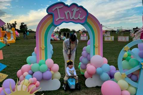 Nodal y Cazzu se vieron de nuevo, para celebrar a Inti. Imágenes de la fiesta