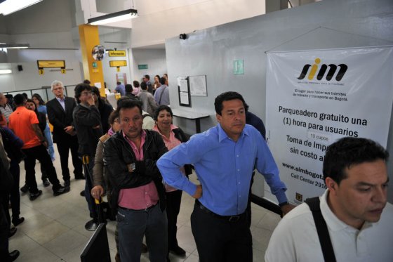 Ayer, en el Sim de la Avenida Suba en Bogotá, decenas de personas esperaban para renovar su licencia . / Luis Ángel - El Espectador