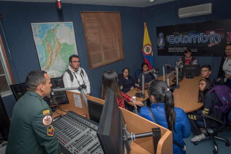 Ejército ofreció taller de radio a 22 niños de Guachetá