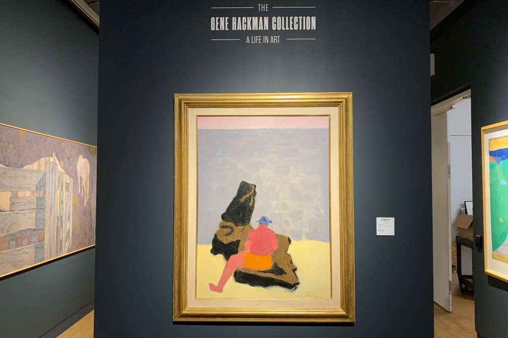 ATENCIÓN EDITORES CORRIGE CREDITO E INFORMACIÓN 
AME9160. NUEVA YORK (ESTADOS UNIDOS), 14/11/2025.- Fotografía de la obra 'Figure on the Jetty' (1957) del pintor modernista estadounidense Milton Avery, exhibida en la sala de la colección personal del actor Gene Hackman este viernes, en la casa de subastas Bonhams, en Nueva York (EEUU). Bonhams ofertará el próximo miércoles en Nueva York la colección privada del actor Gene Hackman, fallecido este 2025, entre la cual se encuentran 13 obras artísticas, algunas valoradas en cientos de miles de dólares, mientras que también se podrá pujar por tres Globos de Oro y otros elementos de su patrimonio en subastas en línea. EFE/ Jan Téllez Asensio
