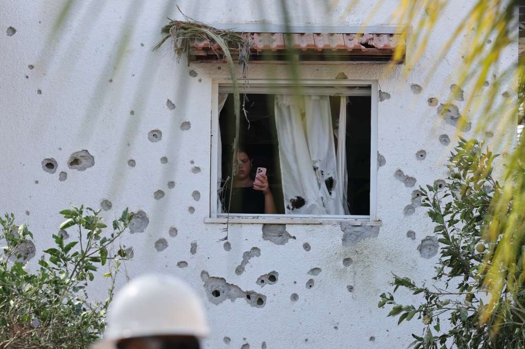 Kiryat Bialik (Israel), 22/09/2024.- People inspect the damage at the scene of a missile strike on a residential neighbourhood in Kiryat Bialik, northern Israel, 22 September 2024. The Israeli military said that about 85 projectiles were identified crossing from Lebanon into several areas in northern Israel on 22 September. Some of the shells were intercepted, and fallen projectiles were located in Kiryat Bialik, Tsur Shalom and Moreshet, igniting fires in the area, the statement added. Following the attack on northern Israel the Israel Defense Forces (IDF) said it conducted strikes against Hezbollah targets in Lebanon. (Líbano, Hizbulá/Hezbolá) EFE/EPA/ABIR SULTAN