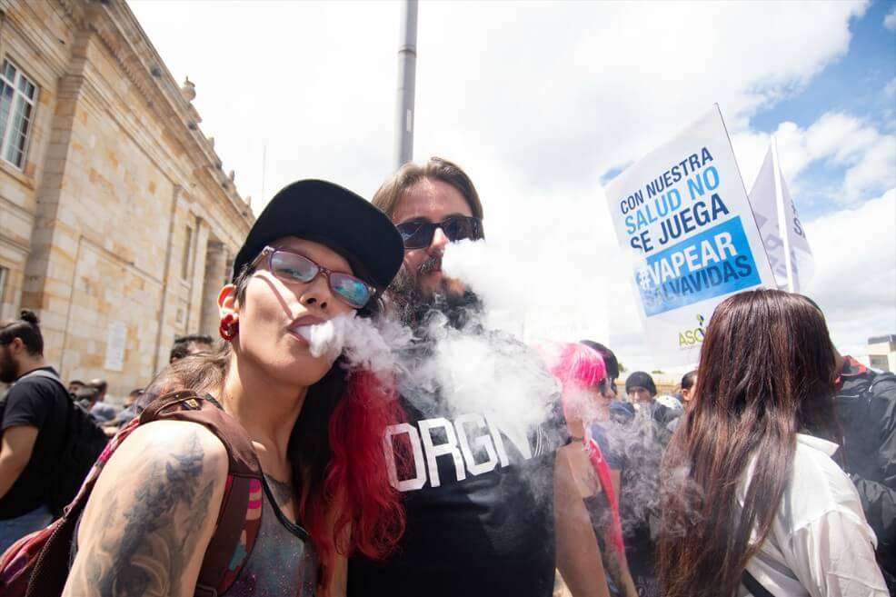 Usuarios del vapeo provenientes de diferentes ciudades del país se concentraron en la Plaza de Bolívar en Bogotá, Colombia, el 8 de noviembre de 2019. El grupo se unió para defender el uso de este dispositivo electrónico y protestar contra lo que afirman “campaña de desinformación y desprestigio”. / Juan David Moreno Gallego - Agencia Anadolu