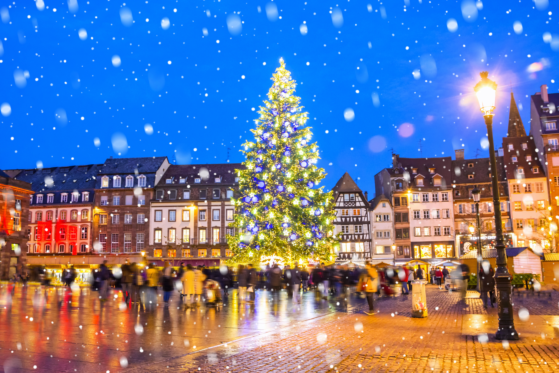 En Estrasburgo se encuentra el Mercado de Navidad más antiguo de Francia, con casi 450 años de antigüedad. Uno de los eventos más importantes del año, es el encendido de las luces y del precioso árbol central que destaca por su tamaño y belleza. Y es que es también uno de los más grandes de Europa.