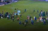 Crisis en el Santos de Brasil: los hinchas les lanzaron bengalas a sus jugadores