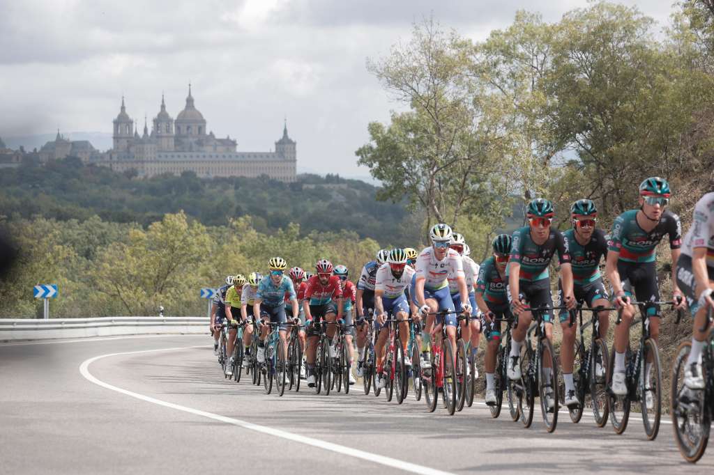 MANZANARES EL REAL, 16/09/2023.- El pelotón durante la 20ª etapa de La Vuelta Ciclista a España disputada entre las localidades madrileñas de Manzanares El Real y Guadarrama, de 208 km, este sábado. EFE/Manu Bruque