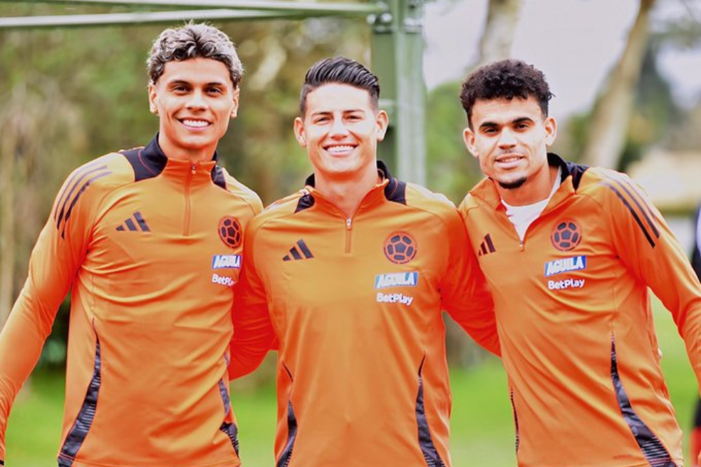 Richard Ríos (izq.), James Rodríguez (cent.) y Luis Díaz (der.), con la selección de Colombia.