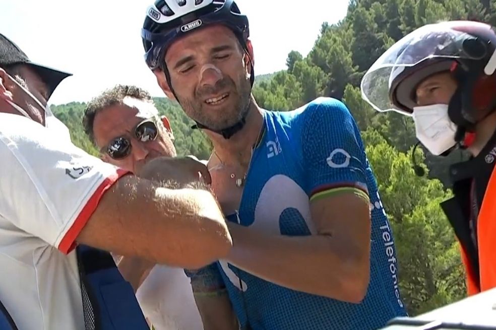 Alejandro Valverde es atendido por los médicos de la carrera.