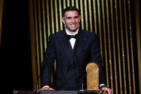 ‘Dibu’ Martínez ganó, por segundo año, el premio al mejor arquero del mundo