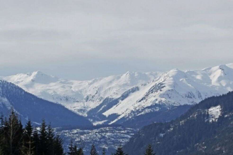 En el 78 % de las áreas montañosas de todo el mundo hay menos nieve como consecuencia de la crisis climática. / EFE/George Frey