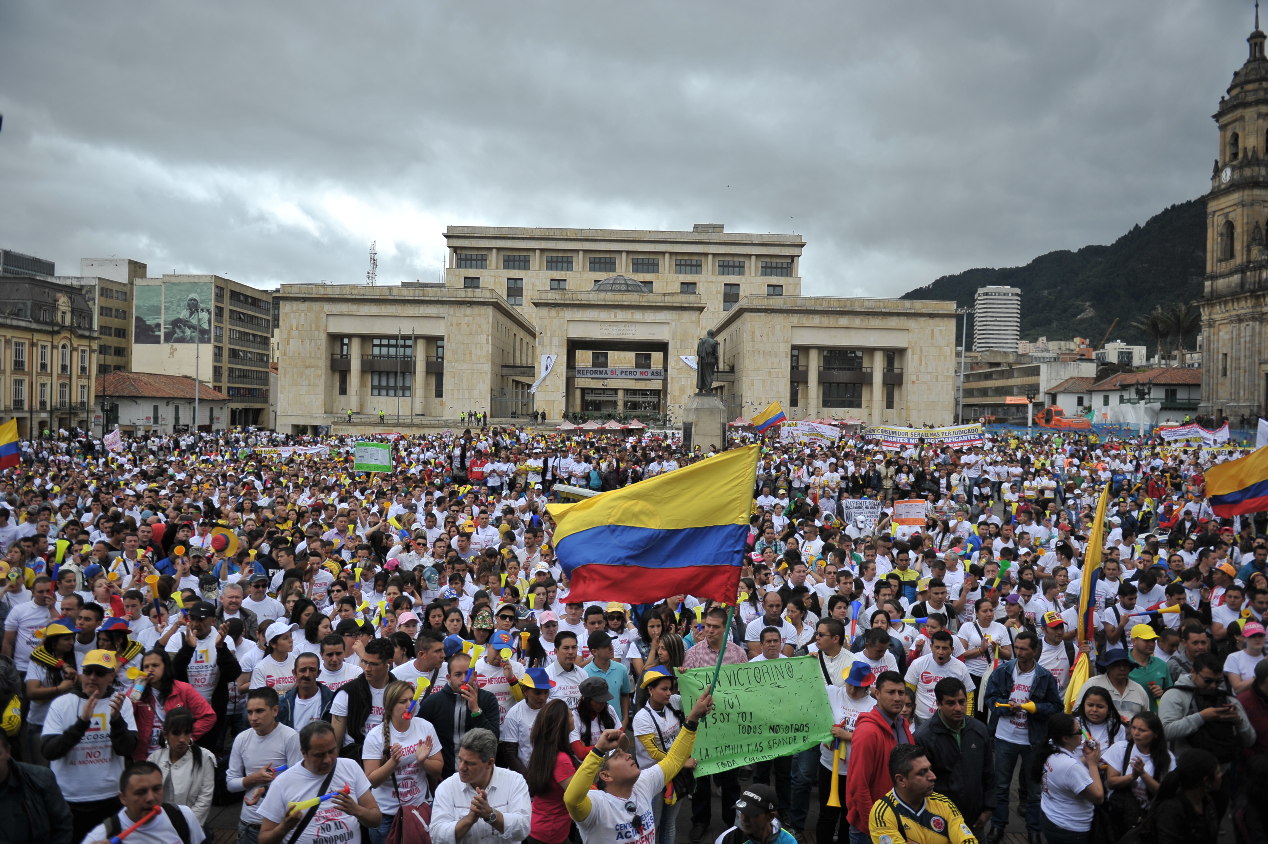 Movilizaciones y protestas por parte de los comerciantes de los sectores de San Andresito en la Plaza de Bolívar de Bogotá como consecuencia de la nueva ley anticontrabando